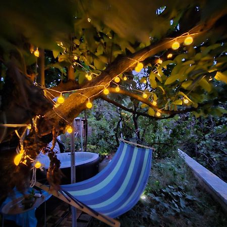 Lemon Garden Apartment-Hot Tub Jacuzzi จีโรคาสเตอร์ ภายนอก รูปภาพ