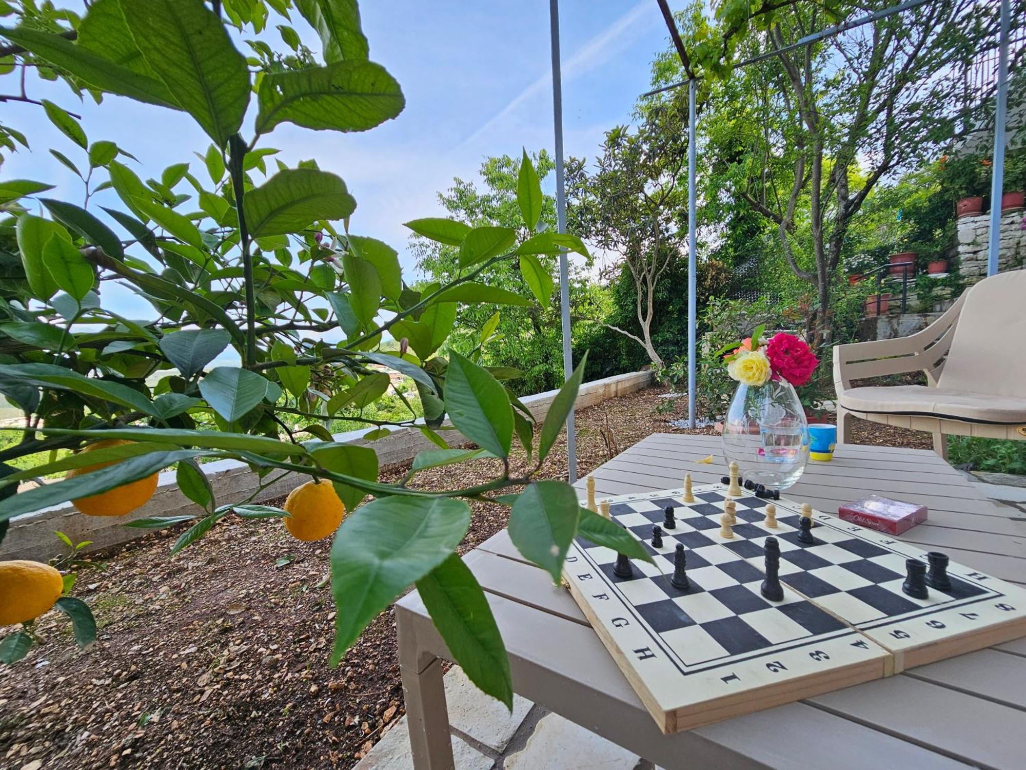 Lemon Garden Apartment-Hot Tub Jacuzzi จีโรคาสเตอร์ ภายนอก รูปภาพ