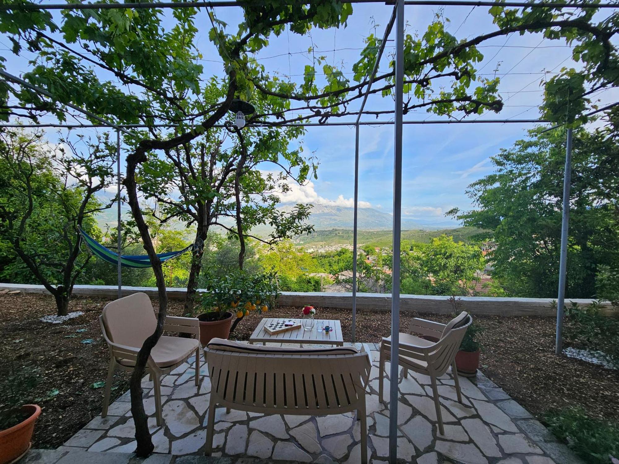 Lemon Garden Apartment-Hot Tub Jacuzzi จีโรคาสเตอร์ ภายนอก รูปภาพ