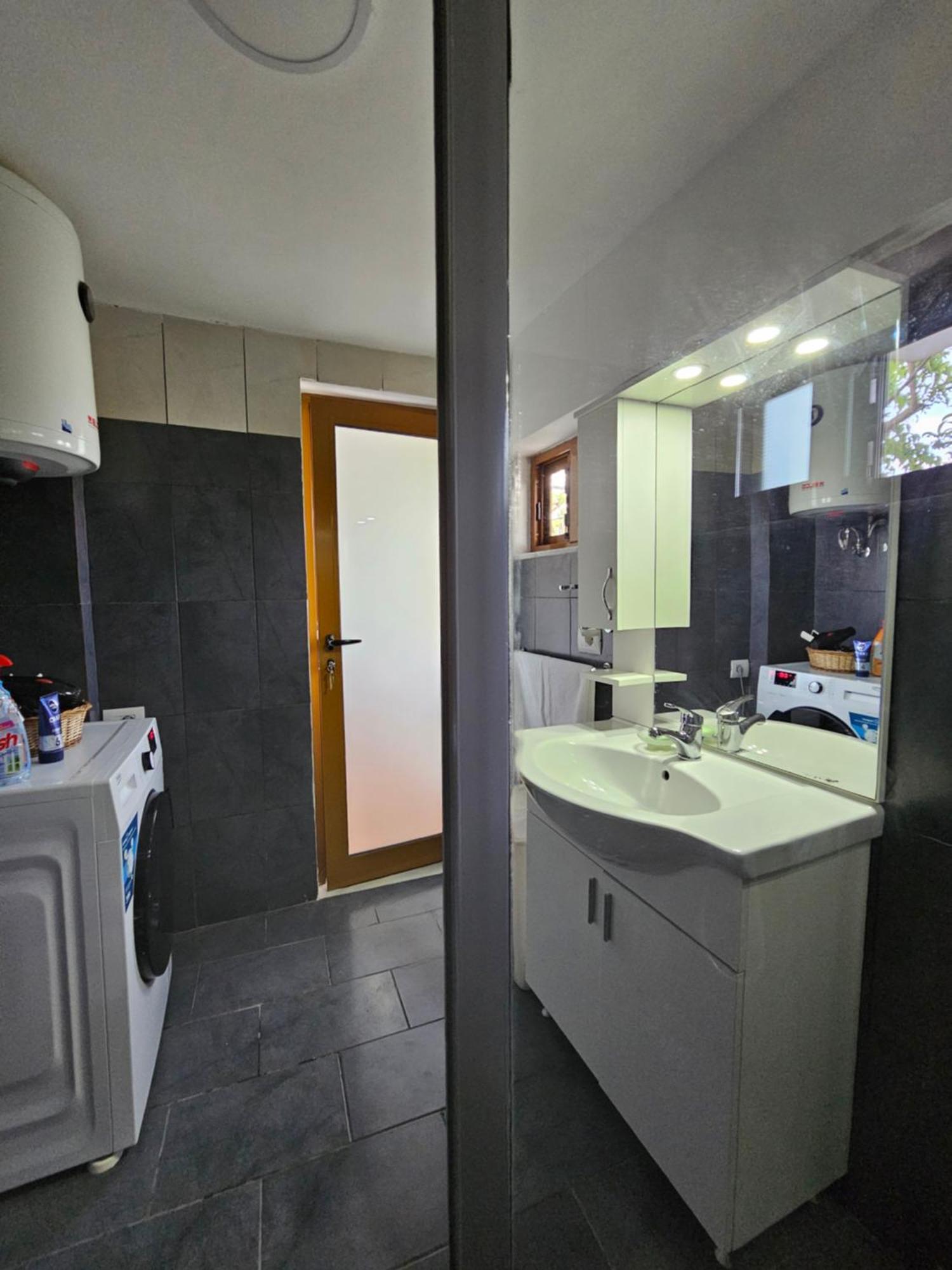 Lemon Garden Apartment-Hot Tub Jacuzzi จีโรคาสเตอร์ ภายนอก รูปภาพ