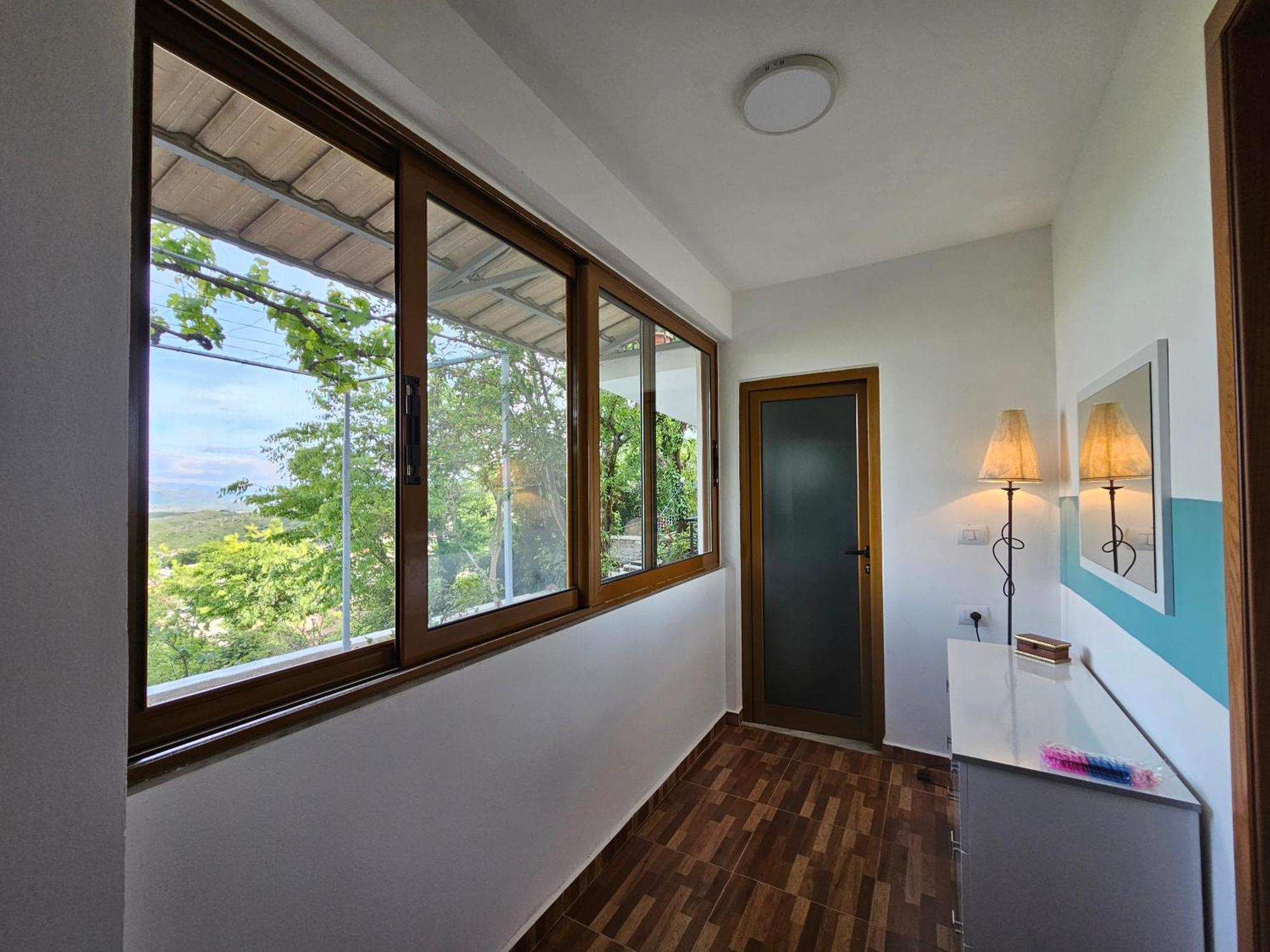 Lemon Garden Apartment-Hot Tub Jacuzzi จีโรคาสเตอร์ ภายนอก รูปภาพ
