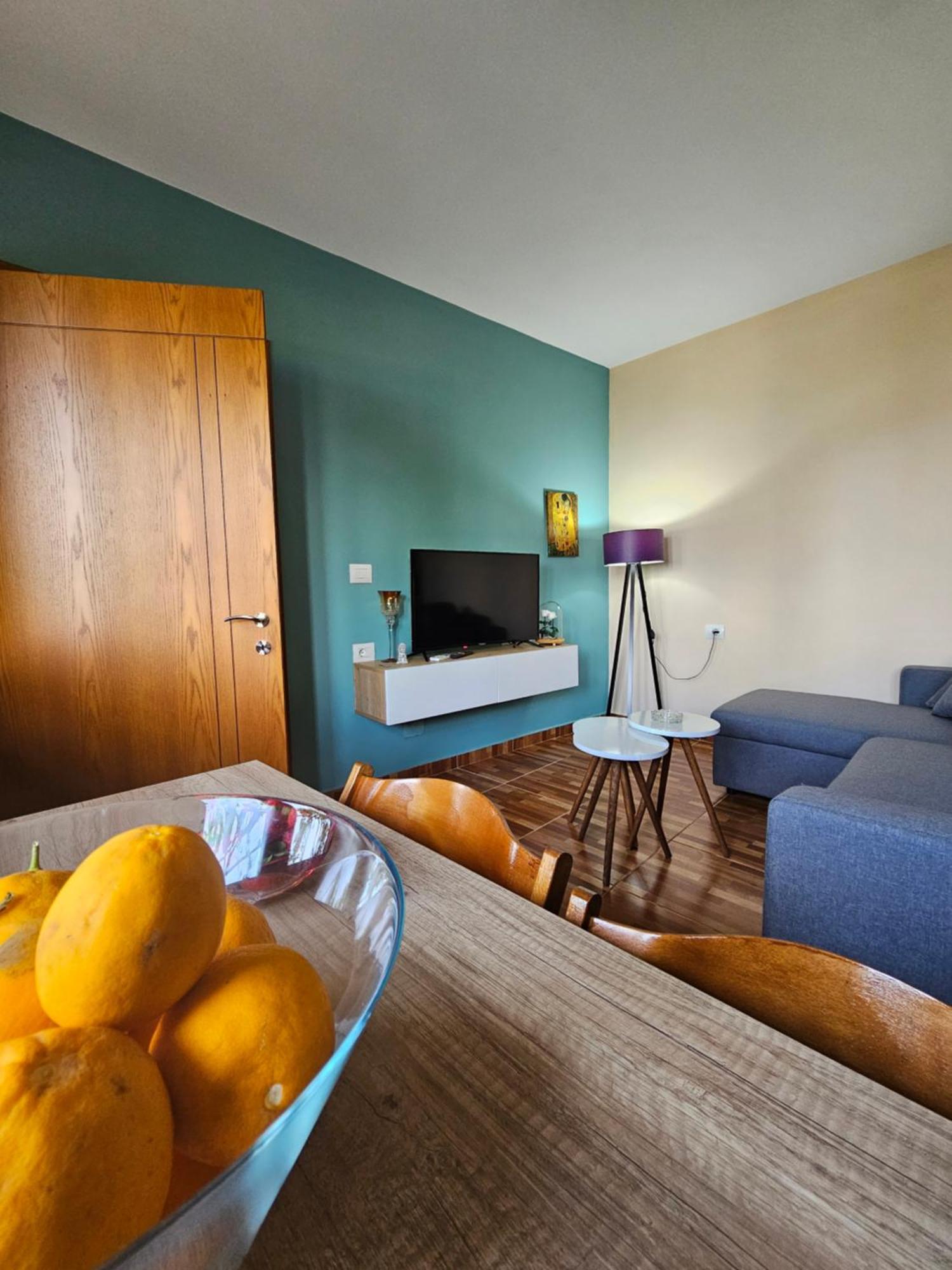 Lemon Garden Apartment-Hot Tub Jacuzzi จีโรคาสเตอร์ ภายนอก รูปภาพ