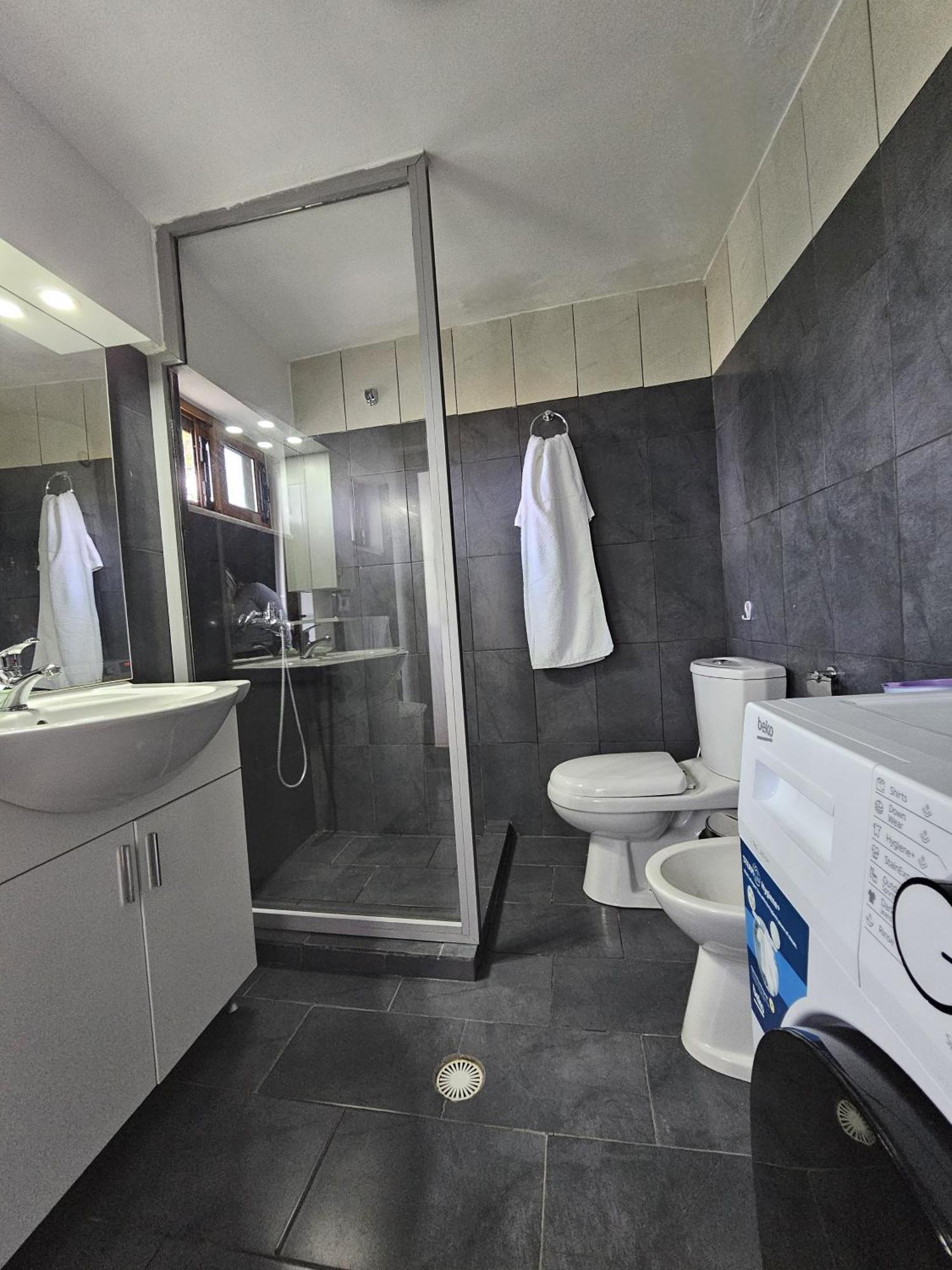 Lemon Garden Apartment-Hot Tub Jacuzzi จีโรคาสเตอร์ ภายนอก รูปภาพ